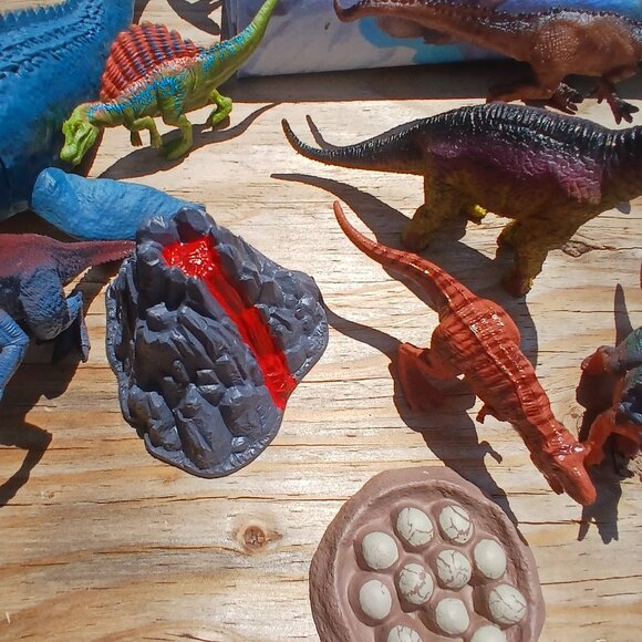 Dinosaur Play Set with Large Mat and Figurines - Picture 8 of 12